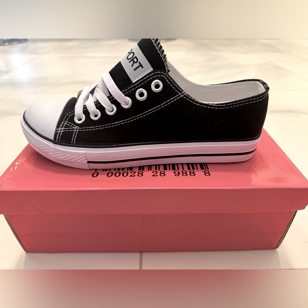 Converse Chuck Taylor style black and white size 9 men